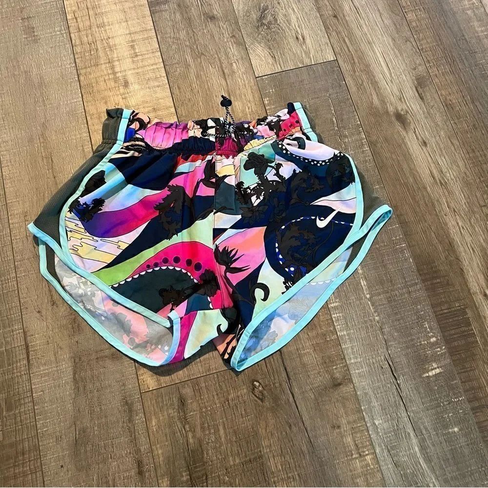 Nike Women's Icon Clash Tempo
Running Shorts size xs